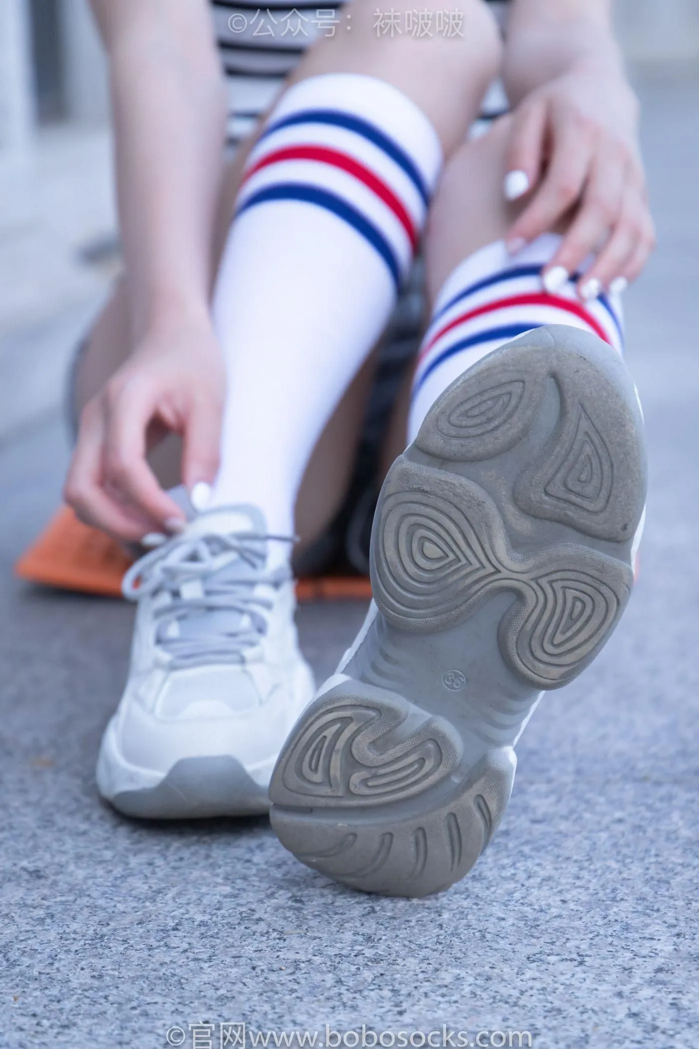 [BoBoSocks袜啵啵]NO.006 小米-运动鞋、白色小腿袜、裸足 [130P]插图4